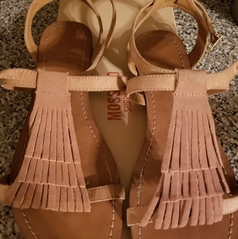 Fringe sandal